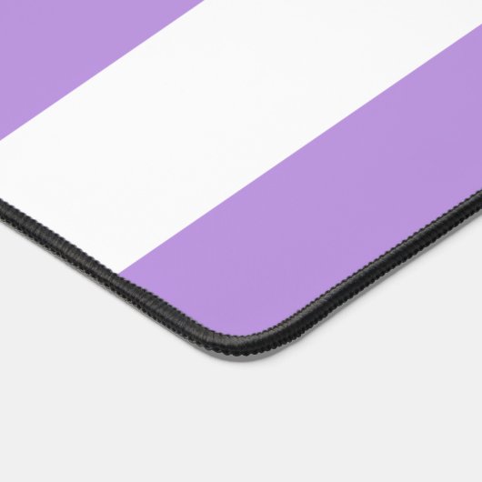 Lila Streifen, weiße Streifen, Streifenmuster Schreibtischunterlage (Ecke)