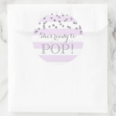 Lila Streifensilberner Confetti ist sie zum Pop Runder Aufkleber (Tasche)