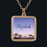 Lila Sunset California Beach Foto Monogram Name Vergoldete Kette<br><div class="desc">Ein lila, blauer und rosa Sonnenuntergang am Strand von Südkalifornien mit Palapas aus Stroh sorgt für Entspannung und Reflexion. Reisen Sie zurück zu Ihrem Urlaubstag, wann immer Sie diese atemberaubende, schöne Fotografie personalisierten Namen charme Halskette tragen. Diese Halskette ist in kleinen, mittleren und großen Größen sowie in quadratischer und kreisförmiger...</div>