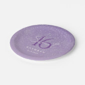 Lila Sweet 16 Individuelle Name Pappteller (Schrägansicht)