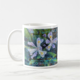 Lila Tasse der weißen Blume
