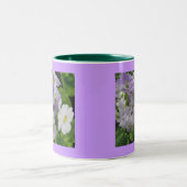 Lila Tasse der weißen Blume (Mittel)