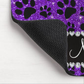 Lila Tatzen des Glitters des Nameindigos schwarzer Mousepad (Ecke)