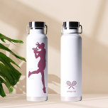 Lila Tennisspieler für Frauen Personalisiert Trinkflasche<br><div class="desc">Das Design umfasst eine Tennisspielerin und Ihren Namen auf der Rückseite der Flasche sowie ein lila Logo für den Tennisschläger. Tolle Geschenkideen für Ihre Freunde und Familie. Fügen Sie Ihren Namen hinzu und machen Sie es zu Ihrem!</div>