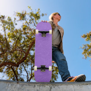 Lila texturierte Oberfläche mit wirbelndem Muster Skateboard