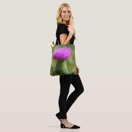 Lila Thistle Herbst-Blume Tasche (Am Model)