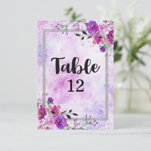 Lila Tischnummern für Flora und Silberrahmen (Stehend Vorderseite)