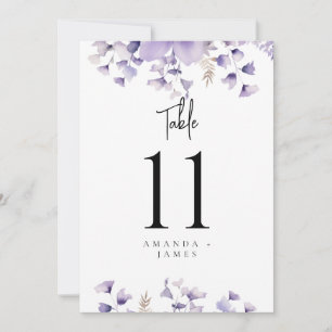 Lila Tischnummern für Hochzeiten im Blumenwasser