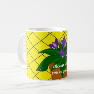 Lila Topfpflanzen mit Spruch Kaffeetasse
