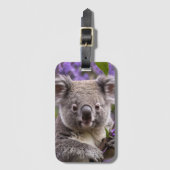 "Lila träumen: Ein Koala in einem Jacaranda-Baum Gepäckanhänger (Vorderseite Vertikal)