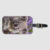 "Lila träumen: Ein Koala in einem Jacaranda-Baum Gepäckanhänger (Vorderseite (Horizontal))