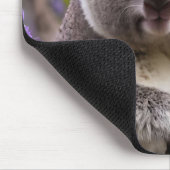 "Lila träumen: Ein Koala in einem Jacaranda-Baum Mousepad (Ecke)