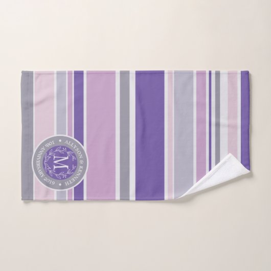 Lila Trendy Stripes Monogram Wreath Laurel Leaf Badhandtuch Set (Handtuch)
