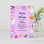 Lila Trick oder Treat Halloween 3. Geburtstag Einladung (Stehend Vorderseite)