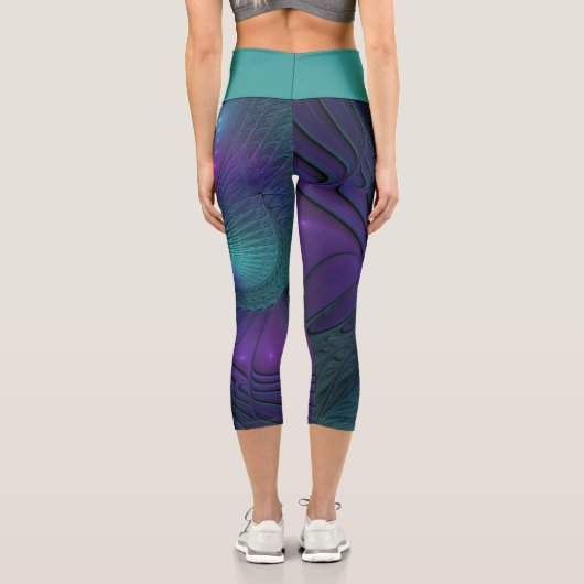 Lila trifft Türkis Modernes abstraktes Fraktal Kun Capri Leggings (Rückseite)