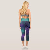 Lila trifft Türkis Modernes abstraktes Fraktal Kun Capri Leggings (Rückseite)
