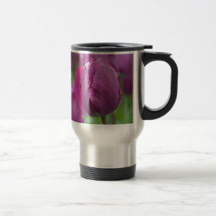 Lila Tulip mit Wassertropfen Reisebecher