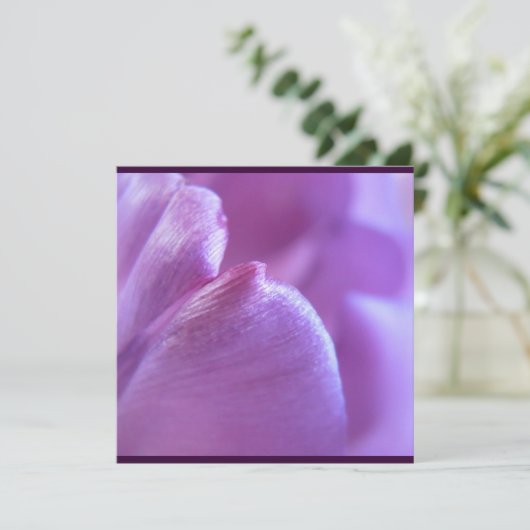 Lila Tulip Petal Einladung (Stehend Vorderseite)