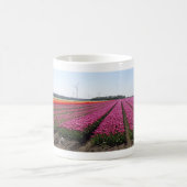 Lila Tulips Field Panoramablick Kaffee Tasse (Mittel)
