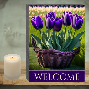 Lila Tulips im Wicker-Aktionskorb Willkommen Holzkisten Schild