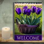 Lila Tulips im Wicker-Aktionskorb Willkommen Holzkisten Schild<br><div class="desc">Dieses Holzkastenschild mit eleganten,  lila Tulpen in einem Korbkorb kann mit Ihrem Wunschsatz oder Namen personalisiert werden. Ideal für eine Hochzeit,  ein Jubiläum oder ein Hauswärmeschenk.</div>