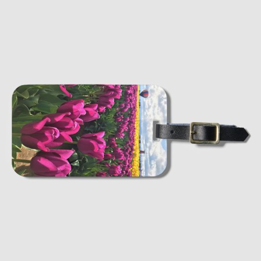 Lila Tulips in einem Feld mit Heißluftballon Gepäckanhänger (Vorderseite (Horizontal))