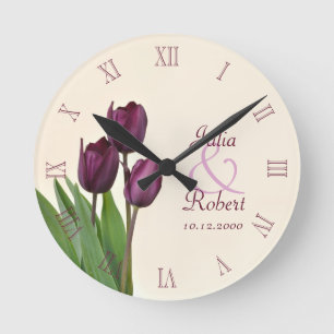 Lila Tulpejahrestag Runde Wanduhr