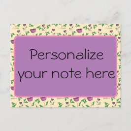 Lila Tulpen auf gelbem Hintergrund Postkarte