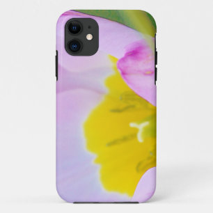 lila Tulpenblume auf grünem Hintergrund. iPhone 11 Hülle