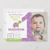 Lila Turtle First Birthday Party Einladung (Vorderseite)