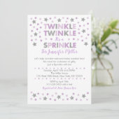 Lila Twinkle Star Baby Sprinkle Einladung (Stehend Vorderseite)