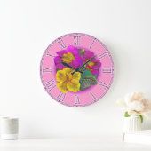Lila u. gelbe feine botanische Wanduhr des Primula (Zuhause)