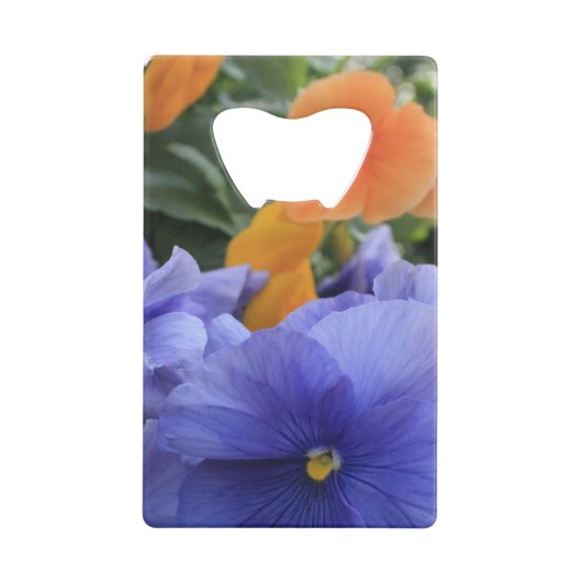 Lila u. orange Stiefmütterchen mit grünem Geldkarten Flaschenöffner (Vorderseite)