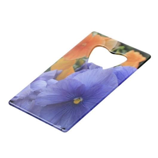 Lila u. orange Stiefmütterchen mit grünem Geldkarten Flaschenöffner (Rückseite Schrägansicht)