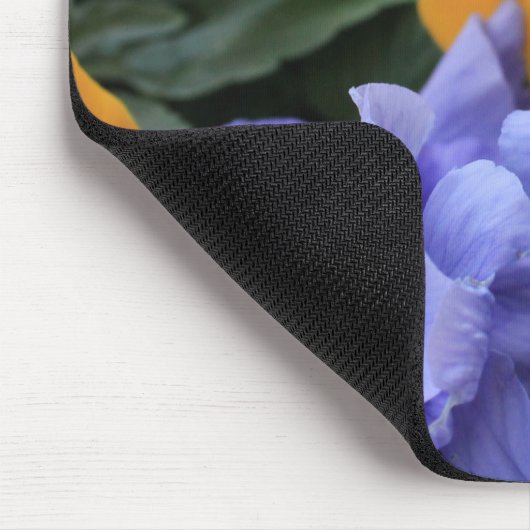 Lila u. orange Stiefmütterchen mit grünem Mousepad (Ecke)