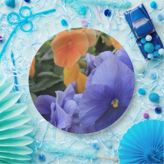 Lila u. orange Stiefmütterchen mit grünem Pappteller (Party)