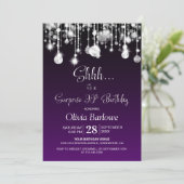 Lila Überraschung 90. Geburtstagsparty Einladung (Stehend Vorderseite)