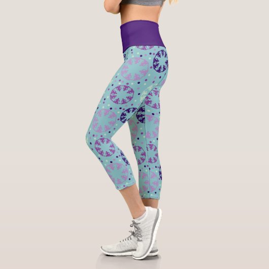 Lila und Aqua-Gemustertes Synchronschwimmen Capri Leggings (Links)