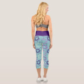 Lila und Aqua-Gemustertes Synchronschwimmen Capri Leggings (Rückseite)