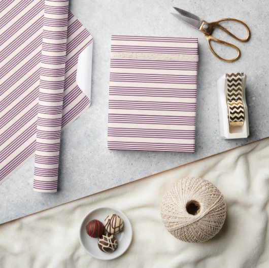 Lila und beige Streifen Geschenkpapier (Kunsthandwerk)
