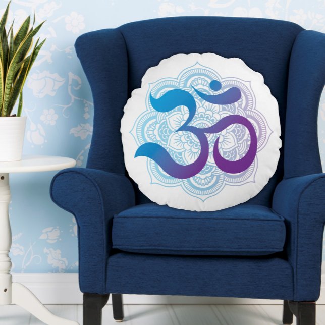Lila und blau Om Symbol Mandala Blume Weiß Rundes Kissen (White Round Pillow with Blue and Purple Om Symbol and an Indian Lotus Flower Icon on a Blue Chair)