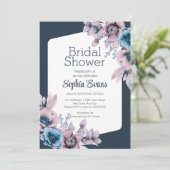 Lila und blaue Blumen Blaues Brautparty Einladung (Stehend Vorderseite)