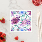 Lila und blaue Blumen. Blumenmuster Serviette (Beispiel)