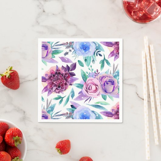 Lila und blaue Blumen. Blumenmuster Serviette (Beispiel)