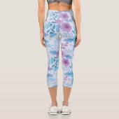 Lila und blaue Blumen Capri Leggings (Rückseite)