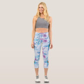 Lila und blaue Blumen Capri Leggings (Vorderseite)