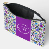 Lila und blaue florale Monogramm Zubehörtasche (Offen)