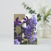 Lila und blaue Frühlingsblumen DIY Postkarte (Stehend Vorderseite)