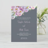 Lila und blaue Wildblumen Gray Garden Wedding Einladung (Stehend Vorderseite)