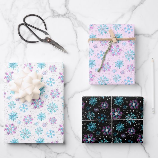 Lila und blaue Winterschneeflocken Geschenkpapier Set (Vorderseite)